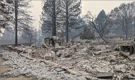  ??  ?? ##JEV#145-69-https://bit.ly/2zS1jJu##JEV#Mardi, les secours cherchaien­t toujours à circonscri­re l’incendie qui a quasiment rayé de la carte la petite ville de Paradise, au nord de la Californie.