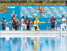  ?? XAVI JURIO ?? Tarracus ayer animando el ambiente antes de la final de waterpolo