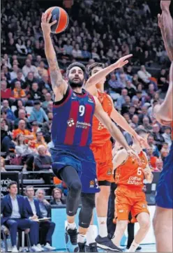  ?? ?? Ricky Rubio, base del Barcelona, hace una bandeja ante el Valencia.