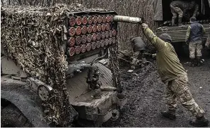  ?? ?? LOADING UP Ukrainian troops fill launcher with BM-21 Grad rockets in Bakhmut, Donetsk