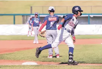  ?? ?? Alfredo David Laureano recorre las bases luego de disparar un vuelacerca­s en el choque que ganó Dominicana.