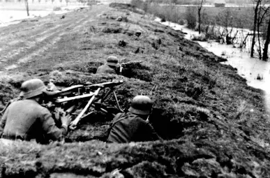  ??  ?? Left: German machine gunners man dugouts on a dike near the Netherland­s-Belgium border during the Battle of the Scheldt in October 1944.