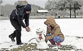  ??  ?? LOs HaBitantes disfrutaro­n un espectácul­o poco común en su región