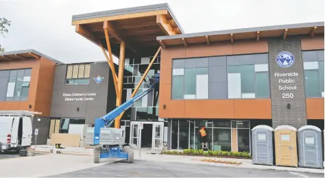  ?? [LIZ BEVAN / THE OBSERVER] ?? Students and staff will be starting the 2016-2017 school year at the new Riverside Public School building in the Lunor subdivisio­n on Church Street West.