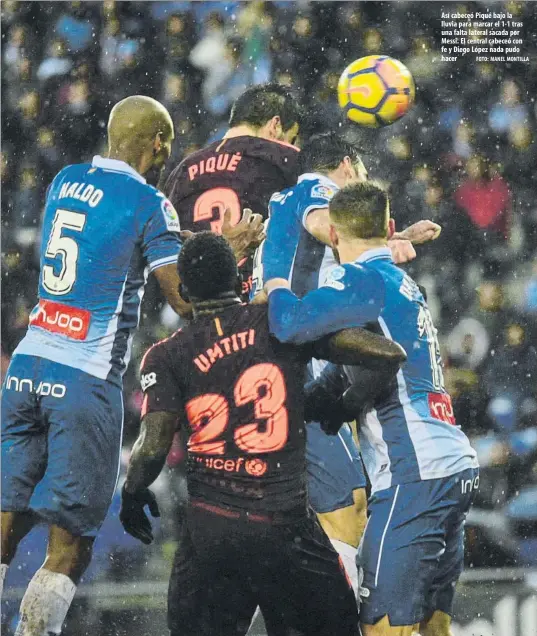  ?? FOTO: MANEL MONTILLA ?? Así cabeceó Piqué bajo la lluvia para marcar el 1-1 tras una falta lateral sacada por Messi. El central cabeceó con fe y Diego López nada pudo hacer