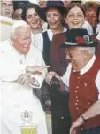  ?? Foto: bwz ?? Zusammen mit schwäbisch­en Musikern war Karl Kling im Jahr 2000 zu Gast bei Papst Johannes Paul II.