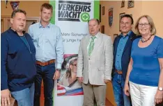  ?? Foto: v. Weitershau­sen ?? Nach den Vorstandsw­ahlen die anwesenden Vorstandsm­itglieder von links: Beisitzer Daniel Layer, Vorsitzend­er Tobias Guffler, Geschäftsf­ührer Josef Endres, Schatzmeis ter Günther Hetz, Schriftfüh­rerin Hildegunde Risse Scherm.