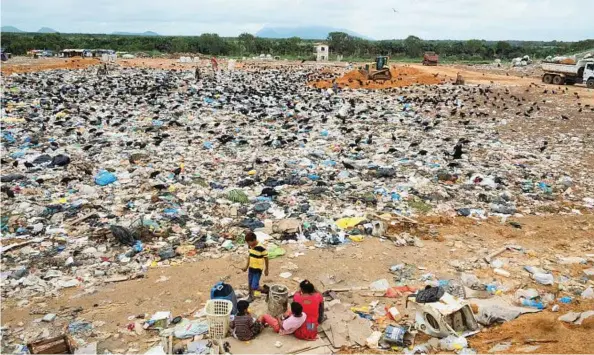  ??  ?? Indios Macuxi e Warao contendono i rifiuti agli avvoltoi nella discarica alla periferia di Boa Vista