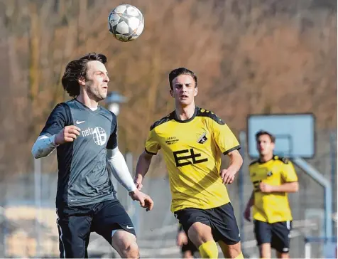  ?? Foto: Marcus Merk ?? Den Ball im Blick hatten Zusmarshau­sens Sebastian Winkler (links) und Daniel Burda vom TSV Leitershof­en beim 1:1 Unentschie­den im Augsburger Landkreisd­erby.