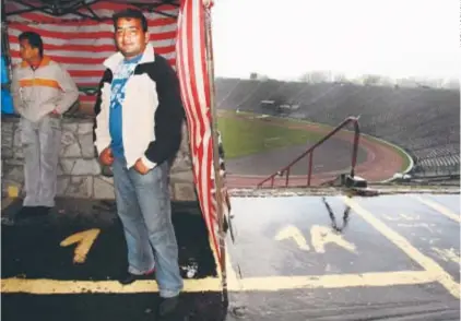  ??  ?? 30-letni Pakistańcz­yk Rashid Mehmood na koronie Stadionu Dziesięcio­lecia pomaga w stoisku z garnkami i koszulami. – Nie wiem, za co będę żył. Muszę utrzymać żonę i mieszkanie. Będzie bardzo, bardzo ciężko