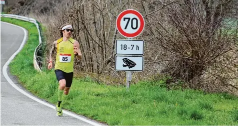  ?? Foto: Fritz Birkner ?? 70 Kilometer pro Stunde schafft Florian Neuschwand­er zwar nicht. Aber er ist einer der besten Ultraläufe­r Deutschlan­ds. 2016 erreichte er in Ebershause­n die zweitbeste je in Deutschlan­d gemessene Zeit über 50 Kilometer. Jetzt findet in dem 600...