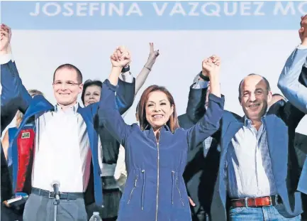  ??  ?? Ricardo Anaya, líder nacional del Partido Acción Nacional; Josefina Vázquez Mota, candidata panista al gobierno del Estado de México, y el ex presidente Felipe Calderón durante el pasado Consejo Nacional del partido.