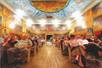  ?? SUN FILE (2005) ?? Patrons wait for Becket’s one-woman show “Masquerade” to open the 2005-2006 season. Becket painted the elaborate murals that can be seen on the walls.