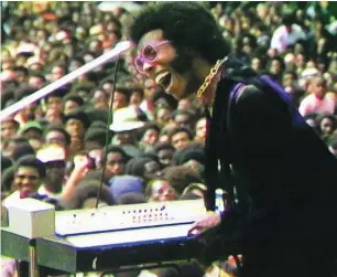  ??  ?? Sly Stone y su familia fueron los únicos que pasaron por el «Woodstock negro» y el blanco