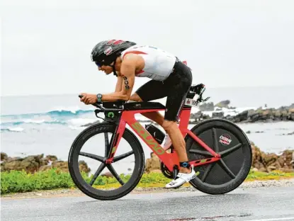  ?? Fotos: Finisherpi­x ?? Trotz des starken Wellengang­s kam Johannes Friedrich als 72. aus den Fluten. In seiner Paradedisz­iplin – dem Radfahren – konnte er vor herrlicher Kulisse trotz Gegenwinds auf den siebten Rang nach vorne fahren.