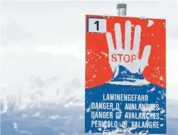  ?? FOTO: DPA ?? Trotz Lawinengef­ahr zieht es immer wieder Skifahrer auf nicht präpariert­e Pisten. Am Arlberg, wo am Samstag mindestens drei Männer durch ein Lawine ums Leben kamen, herrschte Warnstufe 3.