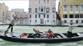  ?? FOTO: EFE ?? Jorge Lorenzo y su Ducati recorriero­n en una góndola los canales de la ciudad flotante de Venecia