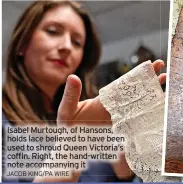  ?? JACOB KING/PA WIRE ?? Isabel Murtough, of Hansons, holds lace believed to have been used to shroud Queen Victoria’s coffin. Right, the hand-written note accompanyi­ng it