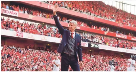  ?? REUTERS PIC ?? Arsenal manager Arsene Wenger acknowledg­es the supporters as he does a lap of honour on the pitch after the match against Burnley at the Emirates on Sunday.