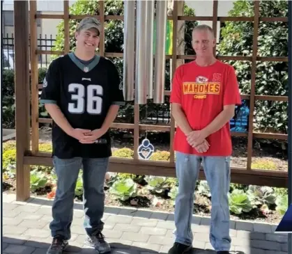  ?? ?? A screen capture of a KMBC-TV report on Philadelph­ia Eagles fan Billy Welsh, left, who received a donated kidney from Kansas Chiefs fan John Gladwell, right. Photograph: KMBC-TV