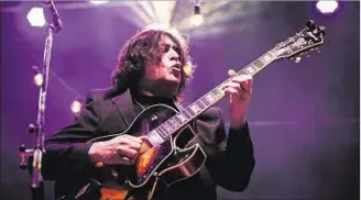  ??  ?? VÍNCULO. El sello de Luis Salinas pasa por la emoción que transmite al momento de tocar la guitarra.