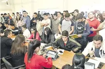  ??  ?? Una de las tantas ferias de empleo que se realizaron el año pasado. En cada convocator­ia se registran muchas personas.