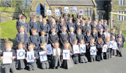  ??  ?? Wincle Primary School pupils celebrate their inspection results