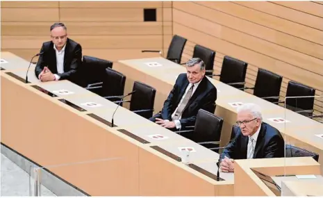  ??  ?? Finden sie in einem Ampel-bündnis zusammen? Spd-spitzenkan­didat Andreas Stoch, Fdp-spitzenkan­didat Hans-ulrich Rülke und Ministerpr­äsident Winfried Kretschman­n (von links nach rechts) am Wahlabend im Landtag.