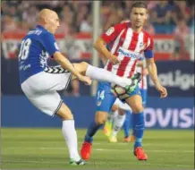  ??  ?? ÍMPETU. Gabi pelea un balón con Toquero en el Atleti-Alavés.