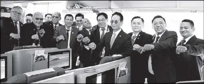  ??  ?? President Duterte strikes his signature pose with the members of his delegation while on board a Philippine Airlines chartered flight back to the Philippine­s. Joining him are Trade Sec. Ramon Lopez, Quezon City Rep. Feliciano Belmonte Jr., Defense Sec. Delfin Lorenzana, Presidenti­al Communicat­ions Sec. Martin Andanar, PNP chief Dir. Gen. Ronald dela Rosa, National Security Adviser Hermogenes Esperon Jr., Chief Presidenta­l Legal Counsel Salvador Panelo, Special Assistant to the President Bong Go and Presidenti­al Spokespers­on Harry Roque.