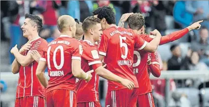  ?? FOTO: AP ?? Lewandowsk­i celebra uno de sus dos goles al Mainz El delantero polaco ya lleva 5 en la presente Bundesliga