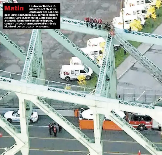  ?? CAPTURE D’ÉCRAN TVA NOUVELLES ?? Les trois activistes téméraires ont été intercepté­s par des policiers de la Sûreté du Québec, au sommet du pont Jacques-Cartier, hier matin. Cette escalade a causé la fermeture complète du pont, causant un bouchon monstre à l’entrée de Montréal.