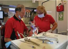  ?? Photo: Rae Wilson ?? HELP FOR BUSH: Toowoomba dentist Plessis van der Merwe and Goodnight Scrub nurse Jo Conway work on patient Paul in the QCoal Community Dental Service’s van at Sapphire.