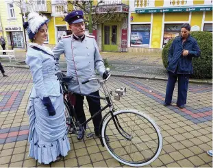  ??  ?? Die Gäste eines abendlich-historisch­en Kostümball­s flanieren nachmittag­s vielbestau­nt durch Franzensba­d. Die Quellen Glauber III und IV entspringe­n in der Glauberhal­le