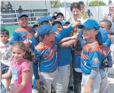  ?? FOTO: GILBERTO SIERRA ?? CAMPEONES. Delfines de La Ceiba levantó el trofeo independen­cia que se disputó en la Fesitranh.