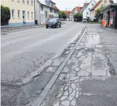  ?? FOTO: SIMON SCHNEIDER ?? Brüchig und marode: Rund eine Million Euro soll für die Sanierung der Nendinger Ortsdurchf­ahrt samt Fronhofstr­aße investiert werden.