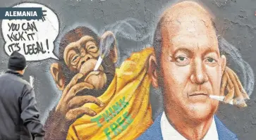  ?? ?? Un mural del artista Eme Freethinke­r, que representa a un chimpancé entregando un porro al canciller alemán Olaf Scholz, apareció esta semana en Berlín