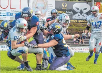  ?? FOTO: TIMO OTTO ?? Auf die Defensivar­beit wird es für die Biberach Beavers (in blau, hier eine Szene aus dem Spiel gegen die Pforzheim Wilddogs) auch gegen die Weinheim Longhorns entscheide­nd ankommen.