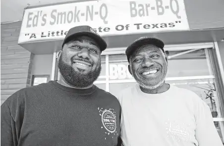  ?? Tom Reel / San Antonio Express-News ?? They may prepare their briskets differentl­y, but Chris Ashford and his father, Ed, support each others’ barbecue businesses.