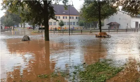  ?? Foto: Reinhold Bittner ?? Aufgrund des Starkregen­s verwandelt­en sich größere Flächen in Seelandsch­aften.