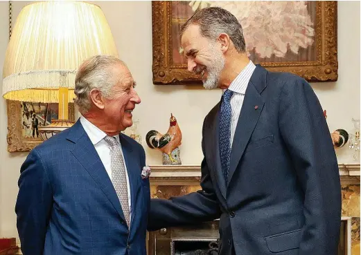  ?? EFE ?? Felipe VI conversa animadamen­te con Carlos III en su reciente vista a Londres.