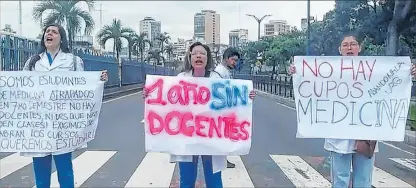  ?? ?? Reclamo. Imágenes de la manifestac­ión que se dio el 15 de febrero en los exteriores de la universida­d.