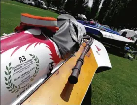  ??  ?? Dans le parc fermé des racers au repos entre deux manches, le racer Molivio de Jean-Claude Schmitt expose fièrement son riche passé sportif.