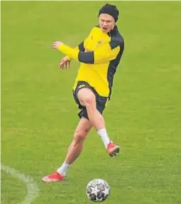  ?? FRIEDEMANN VOGEL / EFE ?? HAALAND ENSAYA EL DISPARO. Erling Haaland se ejercitó con el resto de sus compañeros, salvo el lesionado Jadon Sancho, en los campos de entrenamie­nto del Borussia Dortmund. El zurdo noruego ensaya en la imagen el disparo con la diestra. Estará a punto.