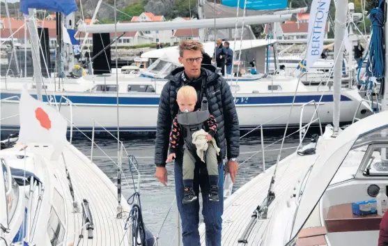  ?? Bild: Ingvar Spetsmark ?? Carl Anders Nordell tog med sonen Arvid på Öppet varv på Orust under fredagen.