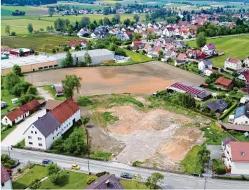  ?? Foto: Michael Kalb ?? Ein typischer Fall für viele Gemeinden in der Region ist Horgauergr­eut: Auf aufgelasse­nen Bauernhoff­lächen mitten im Ort sind jetzt Wohnblocks geplant. In der Bevölkerun­g löste das Kontrovers­en aus – es kam zum Bürgerents­cheid.