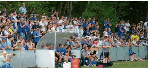  ?? FOTOS: SCHLICHTER ?? Die Ränge am Quierschie­der Franzenhau­s waren am Sonntag gut gefüllt. Farblich dominierte­n Blau und Schwarz – die Farben des 1. FC Saarbrücke­n.