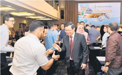  ??  ?? APA KHABAR: Chow bersalaman dengan para peserta selepas merasmikan Seminar Penang 2030 semalam.