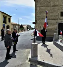  ??  ?? Le Maire Jean Paul Fauran, le Président Henri Gleizes, le porte- drapeau Thibault Intran et le policier municipal Ulysse Andrac seuls participan­ts à cette cérémonie