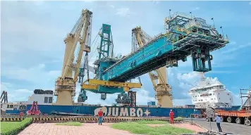  ?? JUMBO SHIPPING ?? THE 1 435-ton shiploader being loaded aboard the heavylift vessel Jumbo Kinetic in the port of Phu My in Vietnam before being shipped to Vancouver, Canada, a distance of 6 600 nautical miles. |